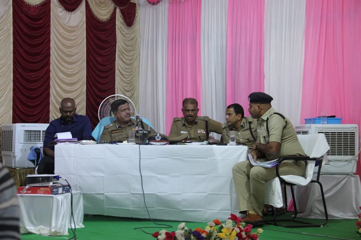 `வாக்குப்பதிவு இயந்திரங்களை இடமாற்றம் செய்தது ஏன்? - தேர்தல் பிரிவு டி.ஜி.பி அசுதோஷ் சுக்லா விளக்கம்