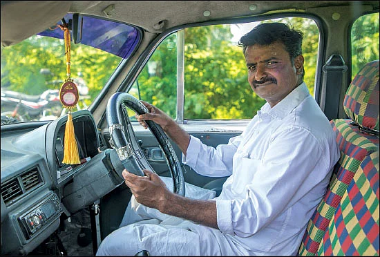 “விருப்பு, வெறுப்பையெல்லாம் ஓரங்கட்டிட்டுதான் ஓட்டணும்!” - டிரைவர் பார்த்திபன்