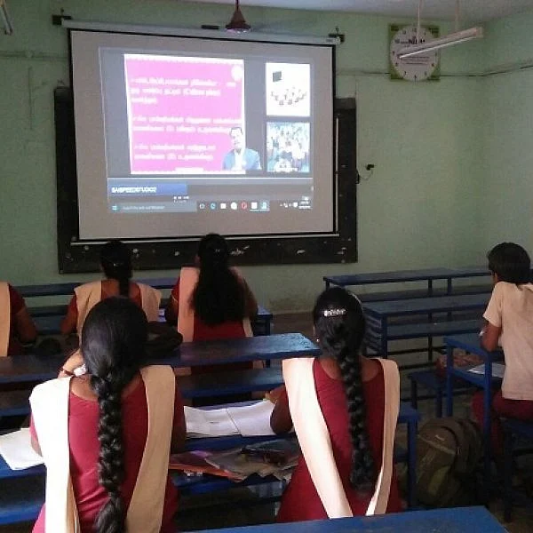 "என் மகளுக்குக் கிடைத்த வசதிகள், ஏழை மாணவர்களுக்குக் கிடைக்குமா?" நீட் முதலிட மாணவியின் தந்தை #NEET