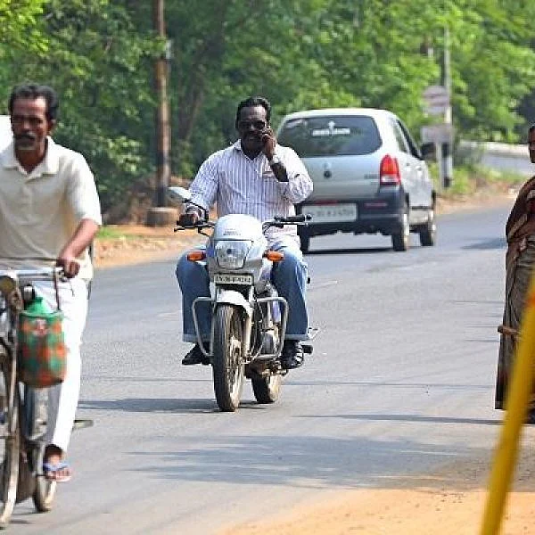 செல்போனை ஏன் பறிமுதல் செய்யக்கூடாது? - போக்குவரத்து விதிமீறல் வழக்கில் நீதிபதிகள் கேள்வி