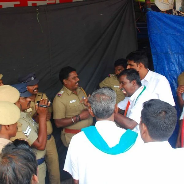 'கடையை மூடுங்க...! ' - கோஷமிட்ட காங்கிரஸார்; அரிவாளைத் தூக்கிய கடைக்காரர்