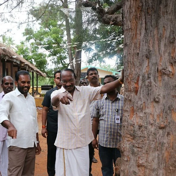 "நான் தண்ணீர்விட்டு வளர்த்த மரம்" - படித்த அரசுப் பள்ளியில் இஸ்ரோ தலைவர் சிவன் நெகிழ்ச்சி!