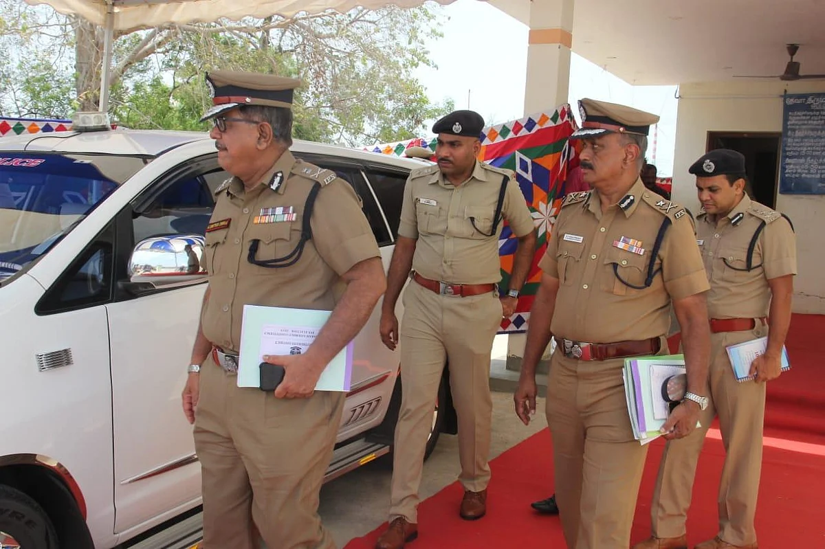 `வாக்குப்பதிவு இயந்திரங்களை இடமாற்றம் செய்தது ஏன்? - தேர்தல் பிரிவு டி.ஜி.பி அசுதோஷ் சுக்லா விளக்கம்
