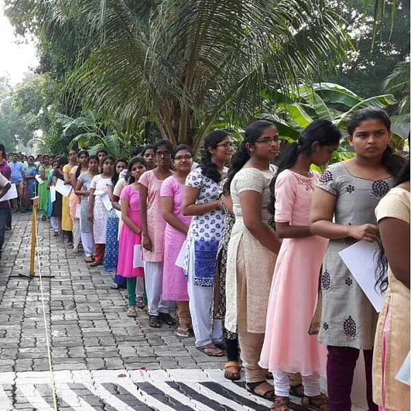 "ஒருமுறை எழுத நாற்பதாயிரம் ரூபாய், ஐ.ஐ.டி.க்கு 12 லட்சம்" - வணிகமயமாகும் நுழைவுத்தேர்வுகள்