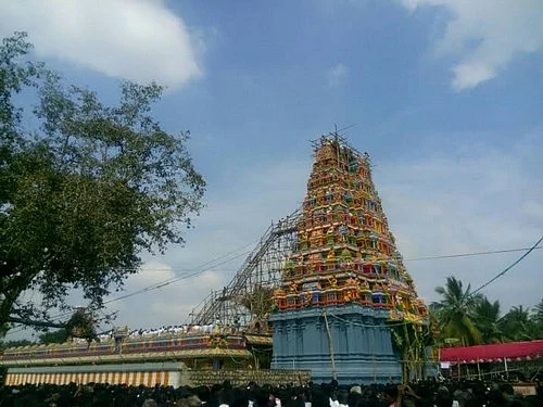 ஹெலிகாப்டர் மூலம் தீர்த்தம் தெளிக்கப்பட்ட கும்பாபிஷேக விழா!