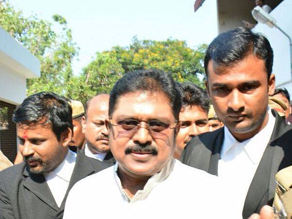 `3 மாநிலம்; 1000 கோடி ரூபாய் சொத்து!' -தினகரனுக்குச் சிக்கலை ஏற்படுத்தப் போகும் புது வழக்கு