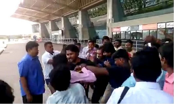 மதுரையில் நடிகர் சிவகார்த்திகேயன் மீது கமல் ரசிகர்கள் தாக்குதலால் பரபரப்பு! (வீடியோ)