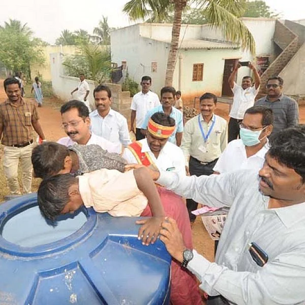 `இதோ பாத்தியா கொசு.. நீ தான் விழிப்பு உணர்வு ஏற்படுத்தணும்’ - கரூர் கலெக்டரின் புது முயற்சி!