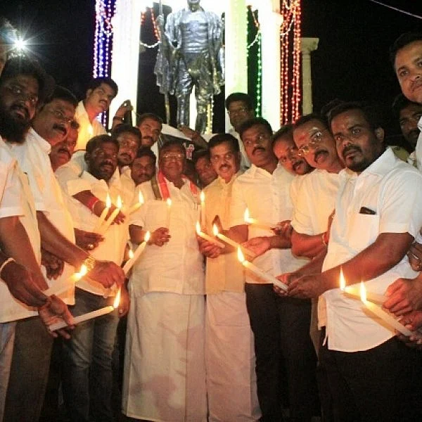 கோரக்பூரில் இறந்த குழந்தைகளுக்கு புதுச்சேரி முதல்வர் நாராயணசாமி அஞ்சலி