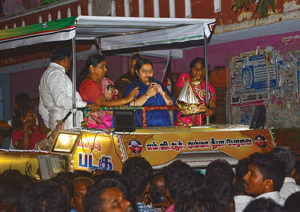 “மாடியைப் பார்த்துக் கும்பிடுங்கம்மா!” - தீபாவை வழிநடத்தும் நிர்வாகிகள்