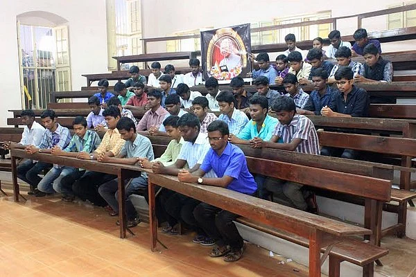அப்துல்கலாம் படித்த கல்லூரியில் மாணவர்கள் அஞ்சலி!
