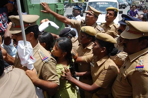 கல்லூரியை மூடுவதற்கு எதிராக போராட்டம் செய்த மாணவர்கள் கைது!
