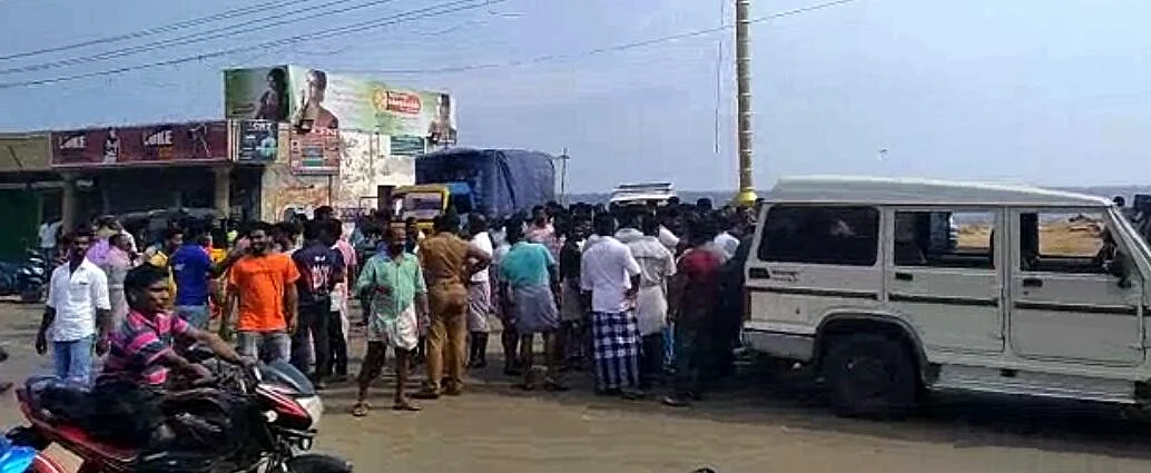 போராடிய மீனவர்களின் வாக்குகள் நீக்கம்? - தேர்தல் அதிகாரிகளை முற்றுகையிட்ட கடற்கரை மக்கள்!