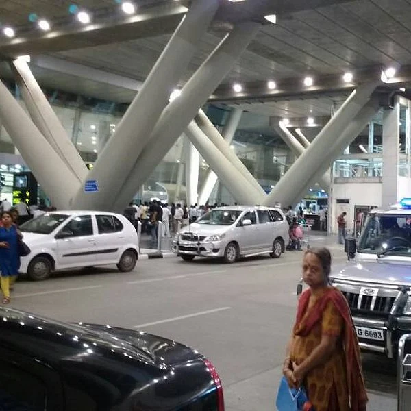 `சென்னை ஏர்போர்ட்டுக்கு ஏன் வந்தானென்று தெரியல!' - போலீஸிடம் கதறிய ஐ.டி இளைஞரின் பெற்றோர்