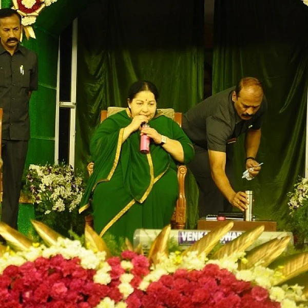 இடது கையில் ஜூஸ் குடிக்கும் ஜெயலலிதா - ஃபோட்டோ ஆதாரம் சொல்லும் உண்மை!