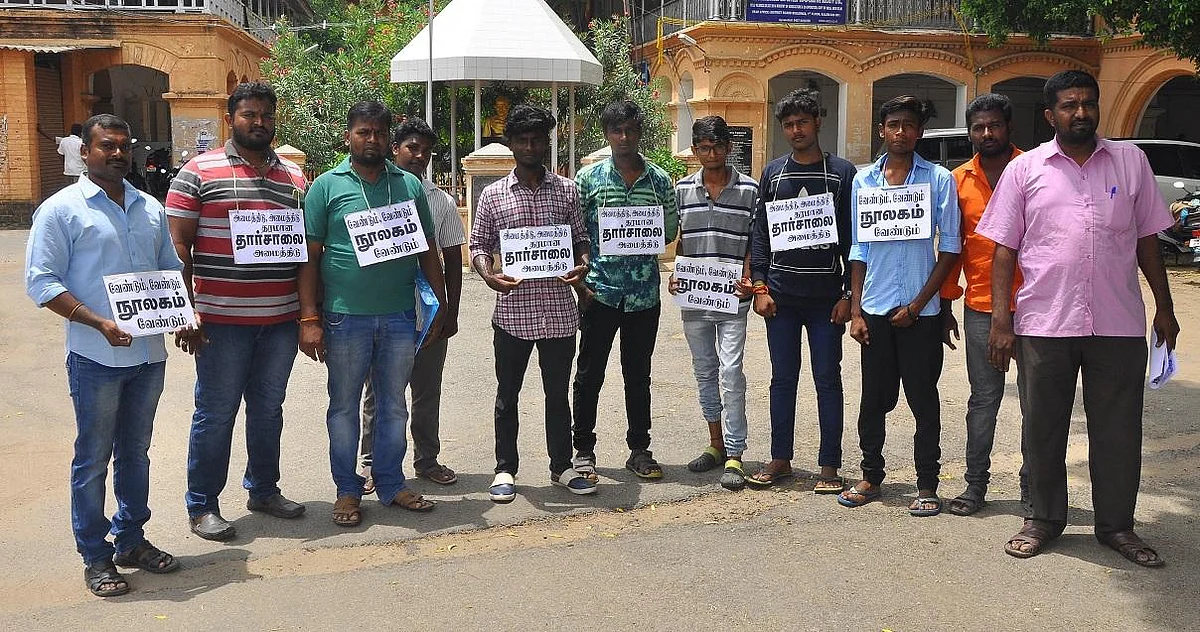 `நூலகத்தையும் தார்ச்சாலையையும் காணவில்லை!’ - ஆட்சியர் அலுவலகத்தை அதிரவைத்த புகார்