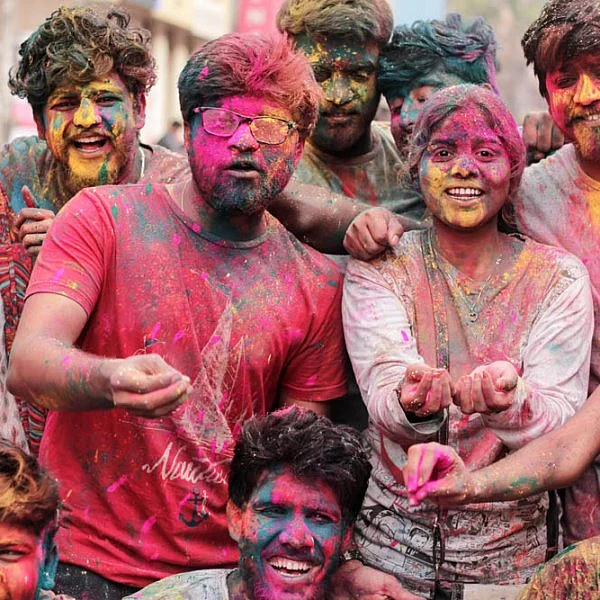 வண்ணங்களின் திருவிழா.... சென்னையில் ஹோலி பண்டிகை கொண்டாட்ட சிறப்பு புகைப்படத் தொகுப்பு