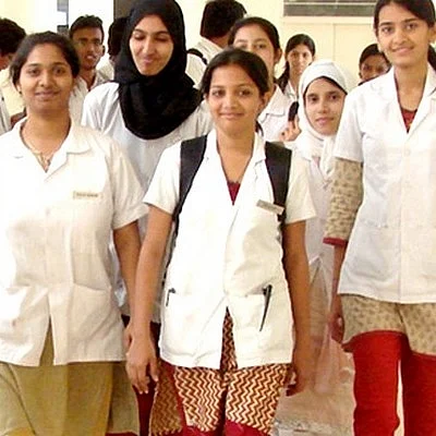 அரசின் குளறுபடிகளுக்கு மாணவர்கள்தான் பலிகடாவா? - மருத்துவ நுழைவுத் தேர்வு வில்லங்கம்
