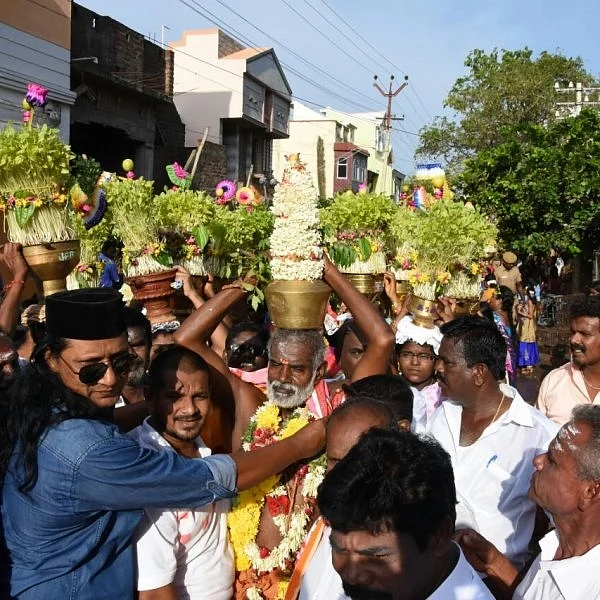 ஒற்றுமையை வலியுறுத்தும் வகையில் முளைப்பாரி ஊர்வலத்துக்கு வரவேற்பு அளித்த முஸ்லிம்கள்!