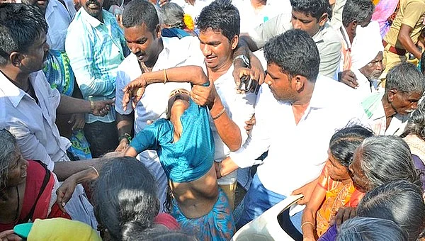 ஜெ.பிரசாரக் கூட்டத்தில் உயிர்ப்பலிகள்: அரசுக்கு மனித உரிமை ஆணையம் நோட்டீஸ்!