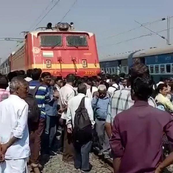 கால தாமதமாக வந்த பயணிகள் ரயில்..! போராட்டத்தில் குதித்த பொதுமக்கள்