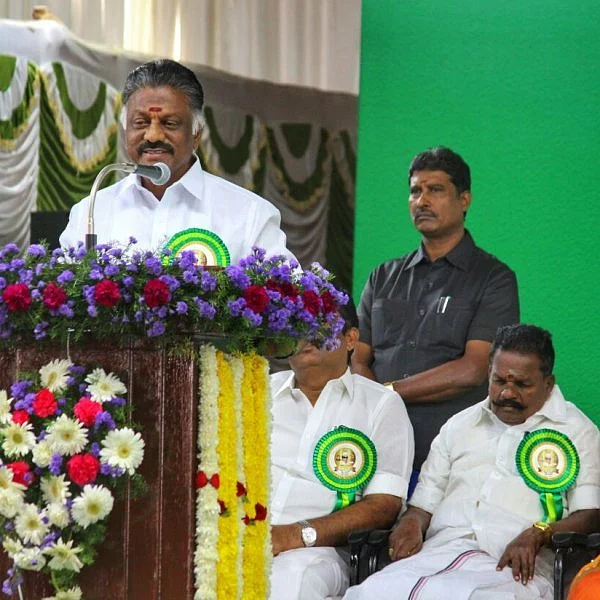 அப்போது எனக்கு 19 வயது; தினகரன் எல்.கே.ஜி - நூற்றாண்டு விழாவில் பொங்கிய ஓ.பி.எஸ்