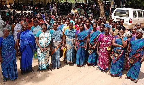 மதுக்கடையை அகற்றக்கோரி கலெக்டர் அலுவலகத்தை முற்றுகையிட்ட பெண்கள்!