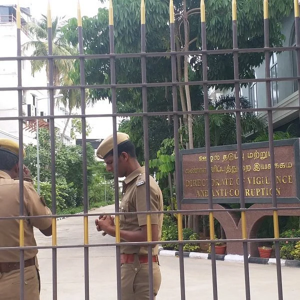 `ஒருநாள் சிறைக்குப் போவார்!’ - வேலுமணிக்கு எதிராக லஞ்ச ஒழிப்புத் துறையில் தி.மு.க புகார்
