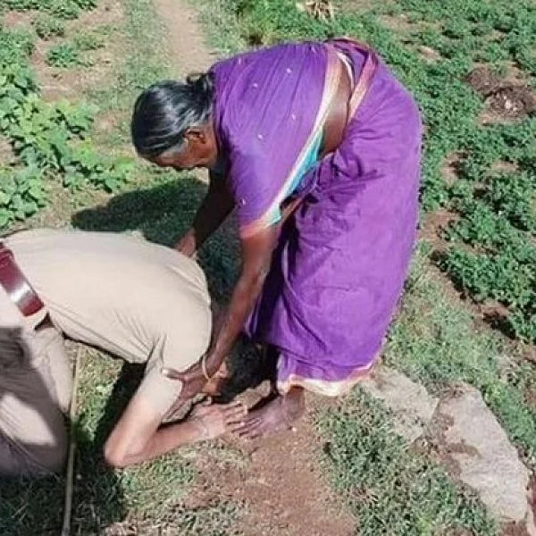 `ஆத்தா... நான் போலீஸ் ஆகிட்டேன்...’ - வயலுக்கு ஓடிவந்து தாயின் காலில் விழுந்த இளைஞர் #Amazing