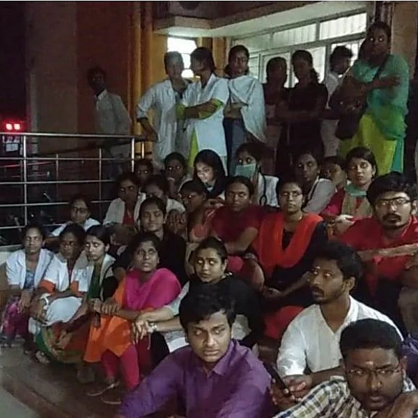 ‘தாமதமான சிகிச்சை; தாக்குதலில் ஈடுபட்ட நோயாளி’ - மருத்துவர்களின் போராட்டத்தால் மக்கள் அவதி!