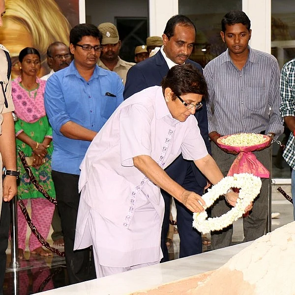 கலாமின் கனவை நிறைவேற்ற 50 கோடி கலாம்கள் உருவாக வேண்டும் - கிரண்பேடி உருக்கம்