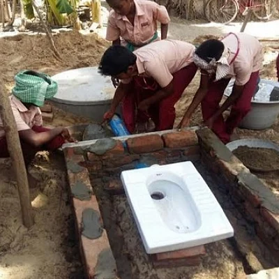 மாணவர்களே கட்டிய கழிப்பறை! - மலைக்க வைத்த மனிதநேயம்