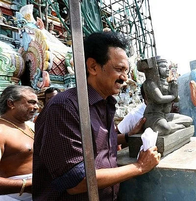 மனைவியுடன் ஸ்டாலின் கோவிலுக்கு திடீர் வருகை; சாமி தரிசனம்: கட்சியினரிடையே பரபரப்பு!
