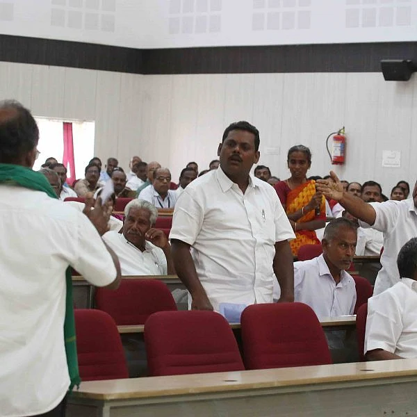 திரு பழனிசாமி... வளர்ச்சிக்காக உங்கள் நிலத்தை சதுர அடி 350-க்கு கொடுப்பீர்களா?- விவசாயிகள்