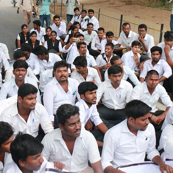 கதிராமங்கலம்,நெடுவாசல் பிரச்னைகளுக்காக திருச்சி சட்டக்கல்லூரி மாணவர்கள் போராட்டம்
