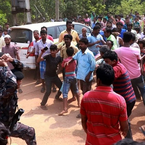 `தாக்குதல், பெட்ரோல் குண்டு, துப்பாக்கிச்சூடு!’ - களேபரமான மேற்கு வங்க வாக்குப்பதிவு