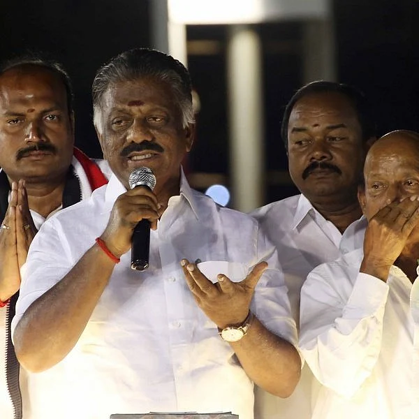 `சுனாமி, புயல், பூகம்பம்... எது வந்தாலும் அசைக்க முடியாது!’ - சேலத்தில் அதிர்ந்த பன்னீர்செல்வம்