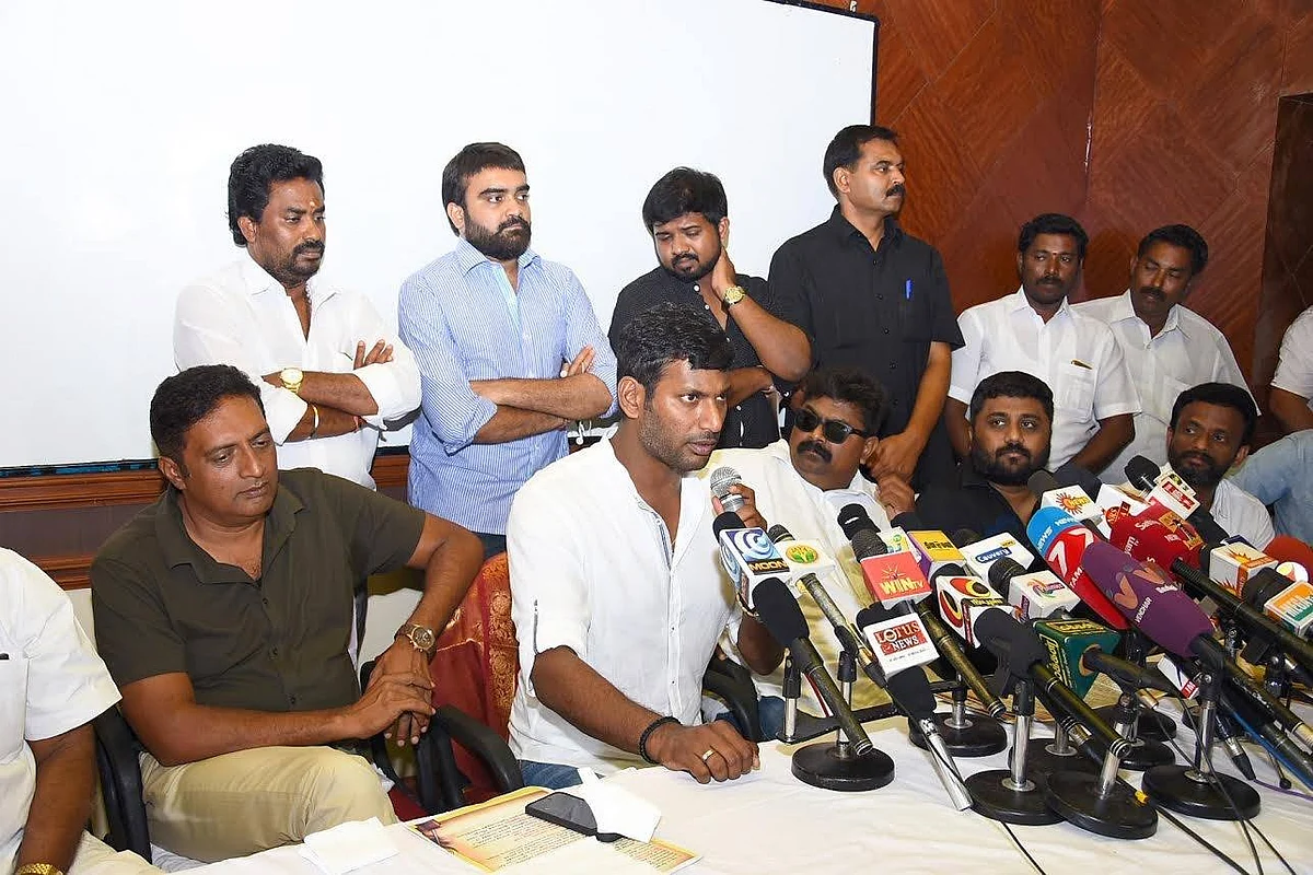 #LiveUpdates தயாரிப்பாளர் சங்க தேர்தல்: வெற்றியை குவித்த விஷால் அணியினர்!