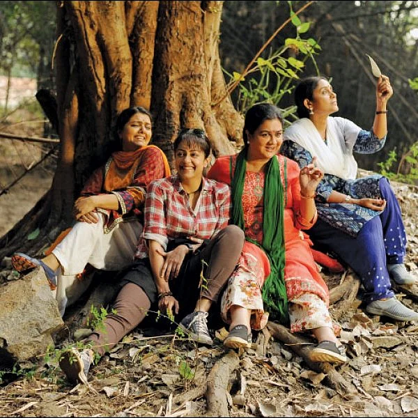 மகளிர் மட்டும் - இந்தியப் பெண்களின் ரத்தமும் வலியுமான கதை