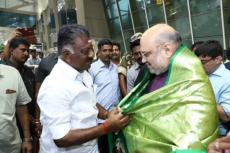 `என்ன ஐடியா பண்ணினாங்க வாரணாசியில!'- ஓ.பி.எஸ் மீது சந்தேகப்படும் சி.ஆர்.சரஸ்வதி