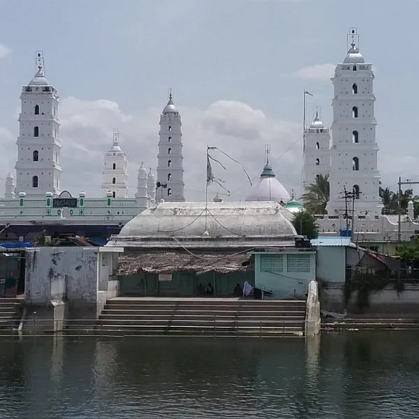 மொட்டை அடிப்பதில் முறைகேடா? நாகூர் தர்காமீது அதிர்ச்சி புகார்