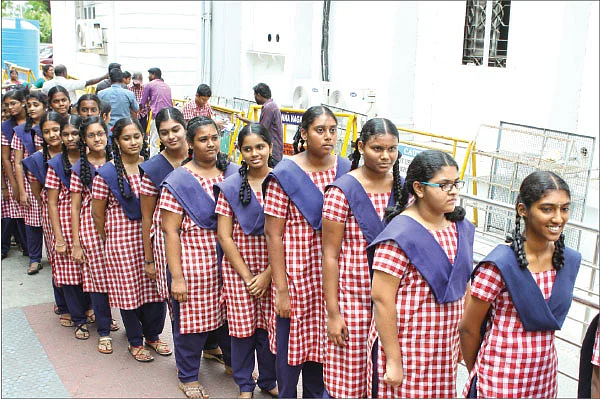 அமைச்சர் முறுக்... எடப்பாடி சுருக்! - சட்டசபை ‘செல்லங்கள்’