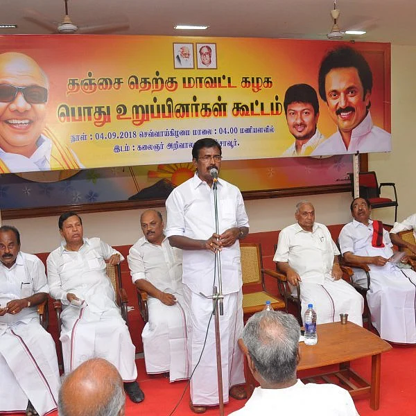 அரசு முத்திரையிடப்பட்ட லெட்டர் பேட்... கட்சித் தீர்மானங்களை எழுதிய தி.மு.க நிர்வாகிகள்