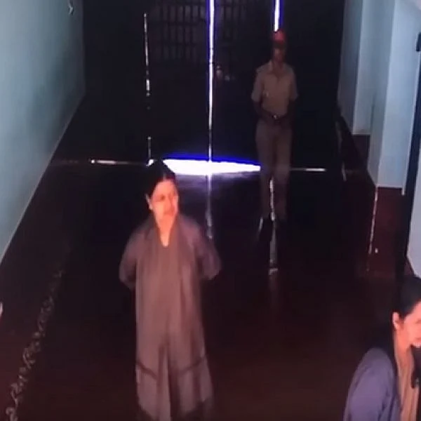 சிறைக்குள் இப்படித்தான் இருக்கிறார் சசிகலா: வைரல் வீடியோ!