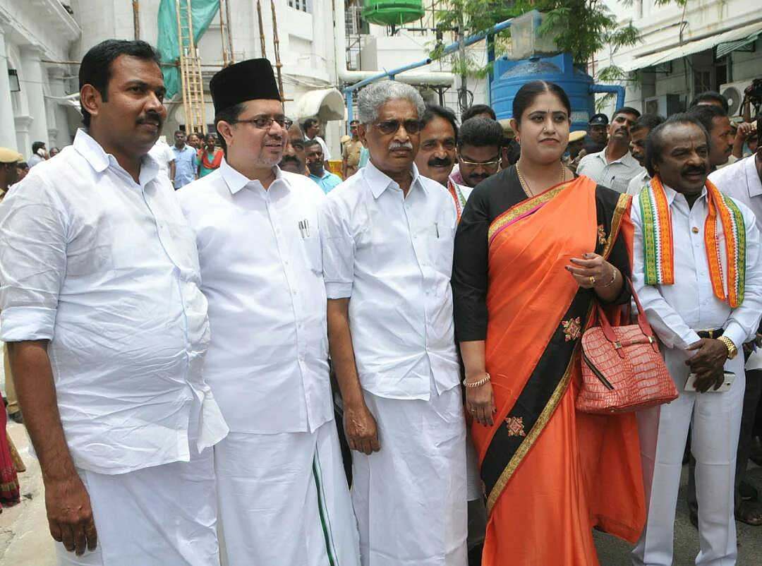 கூவத்தூர் வீடியோ விவகாரம்: இரண்டாவது நாளாக வெளிநடப்புசெய்த ஸ்டாலின்!