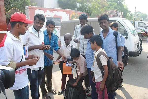 பாட புத்தகத்தில் ஜெ. படத்தை மறைத்து திருவள்ளுவர் படம் ஒட்டியவர்கள் கைது