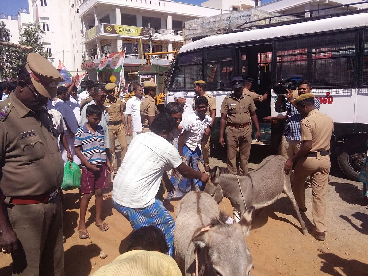 'கழுதையைப் பார்த்தாவது யோகம் வரட்டும்' - போராட்டத்தில் போலீஸை அதிரவைத்த கட்சி