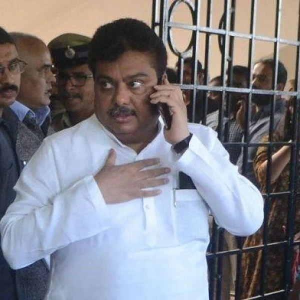 `வரிசையில் நில்லுங்கள்' - உள்துறை அமைச்சரை அதிரவைத்த கல்லூரி மாணவி!