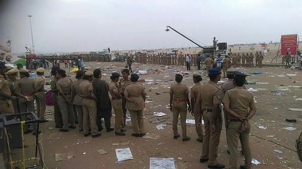 மெரினாவிலிருந்து கட்டாயமாக வெளியேற்றும் காவல்துறை: கலையமறுக்கும் இளைஞர்படை (படங்கள்)