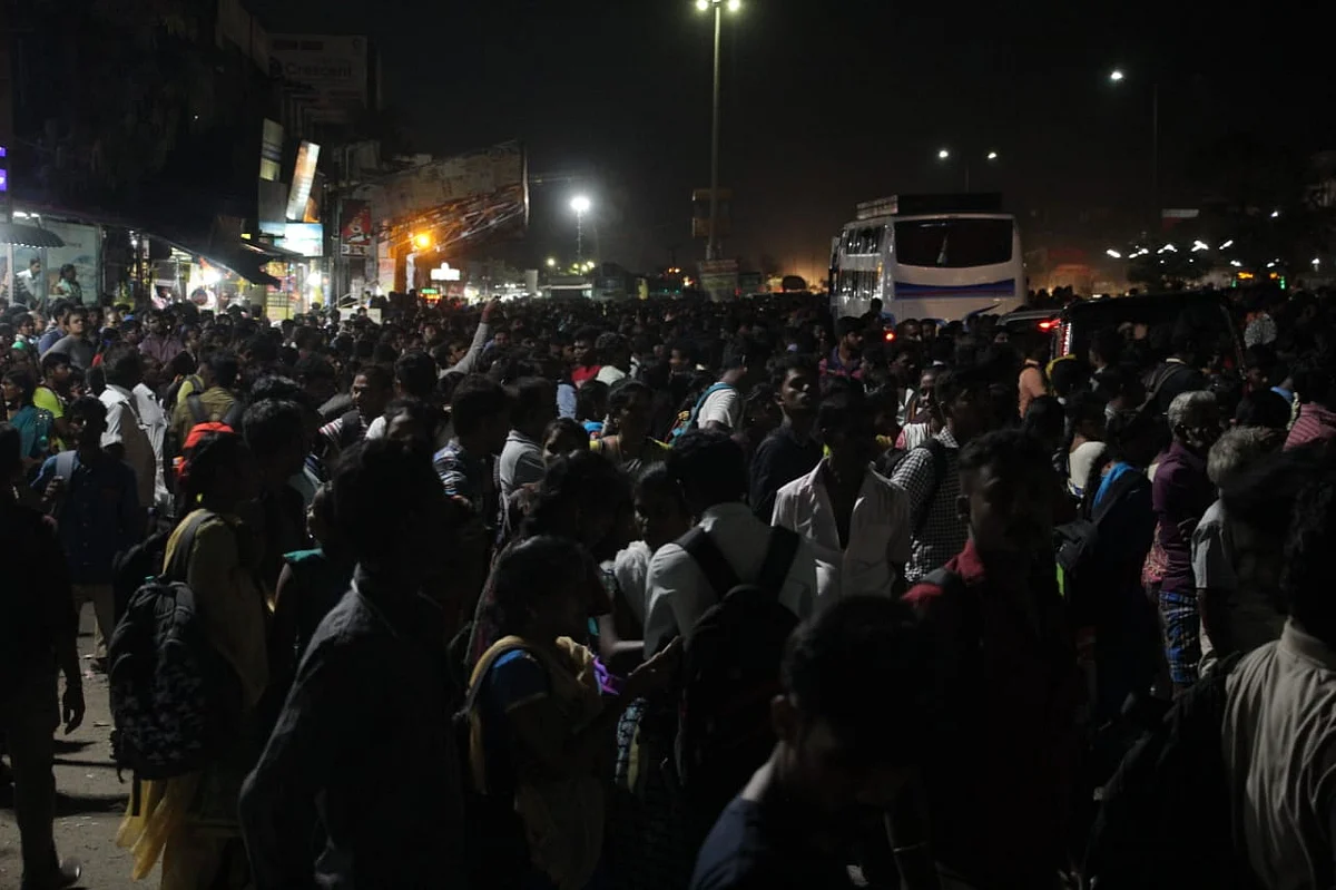 `இதுகூட செய்யாத அரசுக்கு ஓட்டு போடமாட்டோம்!’ - கோயம்பேட்டில் கொந்தளித்த பொதுமக்கள்